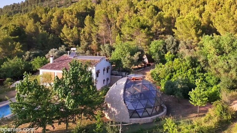 Budování soukromé ekovesnice s kamennou kopulí a kompletním ekosystémem