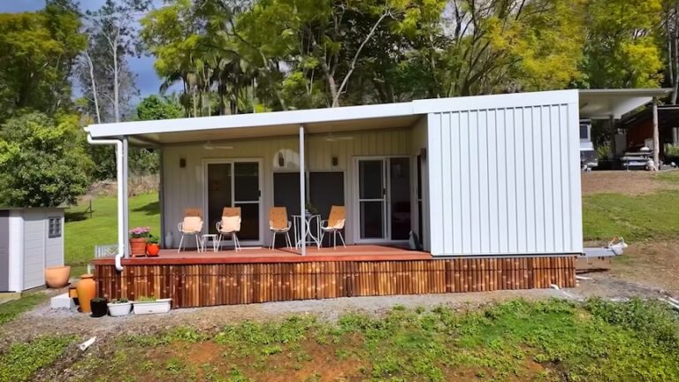 Mimořádný moderní minimalistický malý dům s retro nádechem